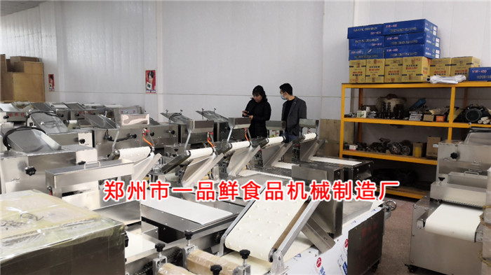 蘭州客戶(hù)考察多功能拉面機(jī)