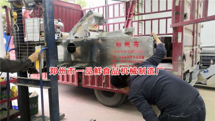 燴面機(jī)調(diào)試完畢裝車(chē)發(fā)往目的地